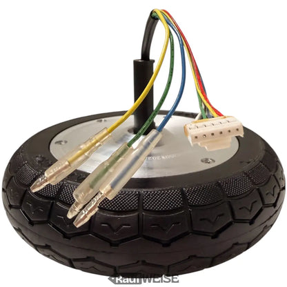 Silberner E-Scooter-Hubmotor 36V 350W mit schwarzem Vollgummireifen und bunten Kabeln