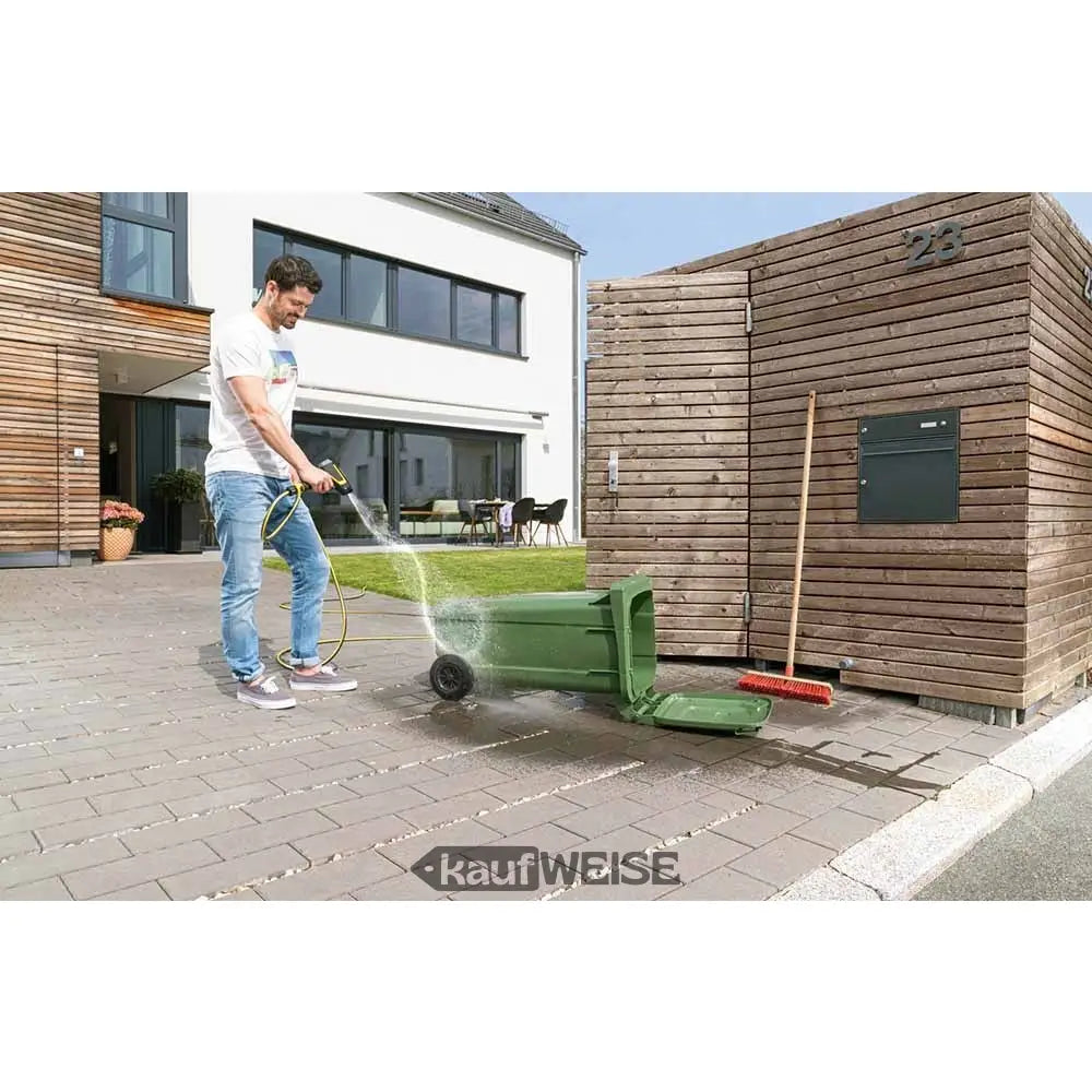 Mann reinigt grünen Müllbehälter mit Kärcher WBS 3 Reinigungspistole und Rotationsstrahl